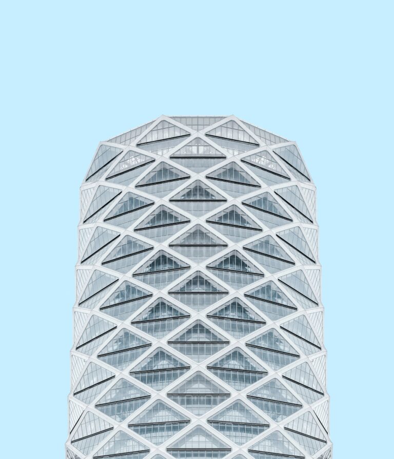 Gebouw met een raster ontwerp aan de buitenzijde.