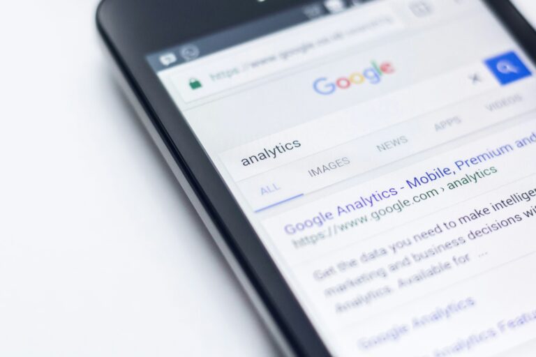 Google zoekresultaten op telefoon voor zoekterm "Analytics"