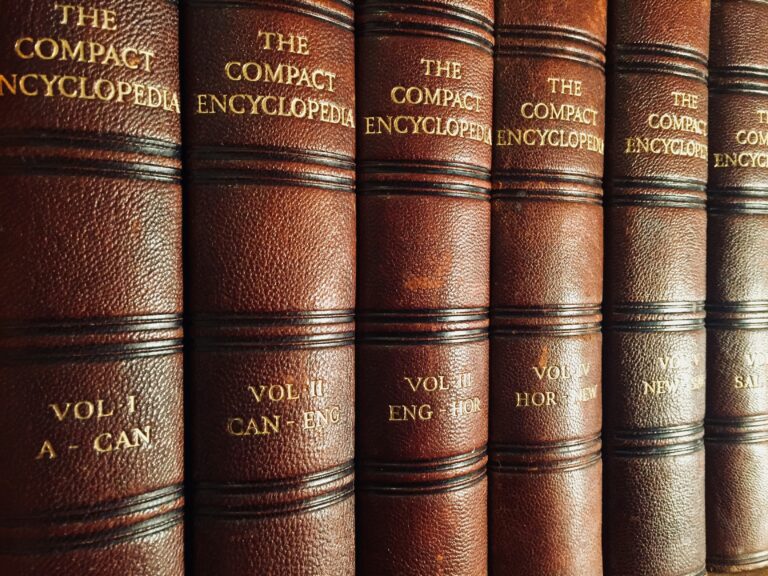 foto van een serie compacte encyclopedie boeken