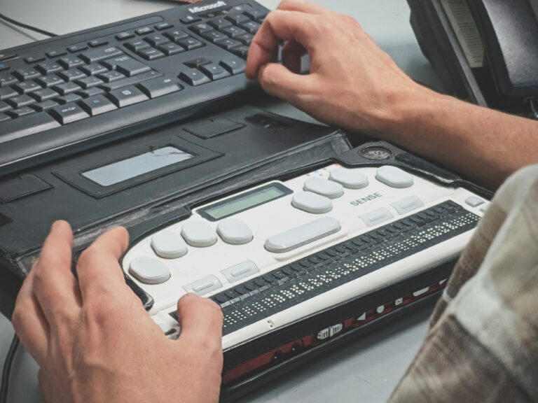 Foto van iemand met een Sense braille toetsenbord